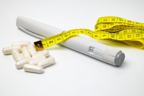 <p> Бързото развитие на ново поколение медикаменти срещу затлъстяване поставя пред медицинската общност въпрос, който до скоро изглеждаше теоретичен – допустимо ли е пациенти с наднормено тегло и затлъстяване да бъдат включвани в плацебо групи, когато на пазара вече съществуват доказано ефективни терапии.</p>  <p> Темата е разгледана в нов анализ на <a href="https://www.medscape.com/viewarticle/challenges-placebo-arms-weight-loss-drug-trials-2026a1000cy7?form=fpf" target="_blank" rel="nofollow noopener">Medscape</a>, който обръща внимание на променящите се стандарти при клиничните изпитвания на лекарства за отслабване. С навлизането на GLP-1 и комбинирани инкретинови терапии, регулаторните и етичните критерии започват да се пренареждат.</p>   <h2> Какво представлява плацебо групата? </h2>  <p> В много клинични изпитвания участниците се разделят на групи, като едни получават новото лечение, а други – плацебо, тоест препарат без активно вещество. Този модел се използва от десетилетия, защото позволява ясно да се измери реалният ефект на медикамента спрямо липса на терапия.</p>  <p> Регулаторни органи като <a href="https://www.fda.gov/" target="_blank" rel="nofollow noopener">FDA</a> и <a href="https://www.ema.europa.eu/" target="_blank" rel="nofollow noopener">Европейската агенция по лекарствата (EMA)</a> традиционно приемат подобни дизайни като надежден стандарт за оценка на ефективност и безопасност.</p>  <h2> Защо сега възниква спорът? </h2>  <p> Причината е проста – вече съществуват медикаменти, които показват значителна редукция на телесното тегло и подобрение на метаболитни показатели. Продукти като <a href="https://www.novonordisk.com/" target="_blank" rel="nofollow noopener">семаглутид</a> и <a href="https://investor.lilly.com/" target="_blank" rel="nofollow noopener">тирзепатид</a> промениха очакванията за лечението на затлъстяването.</p>  <p> Когато ефективна терапия вече е налична, част от експертите смятат, че поставянето на пациенти в плацебо група за месеци може да ги лиши от реална медицинска полза. Това е особено чувствително при хора със затлъстяване, диабет тип 2, сърдечно-съдови рискове или метаболитен синдром.</p>  <h2> Какво казват поддръжниците на плацебо модела? </h2>  <p> Според клинични изследователи плацебо групите остават най-чистият научен инструмент за доказване на ефективност. При отслабването голяма роля играят хранене, физическа активност, мотивация и поведенчески фактори, което затруднява оценката на реалния принос на самото лекарство.</p>  <p> Без плацебо контрол е по-трудно да се прецени дали нов медикамент носи допълнителна полза или просто повтаря вече познати резултати.</p>  <h2> Алтернативата: директно сравнение с вече одобрени терапии </h2>  <p> Все по-често се обсъжда моделът, при който новите лекарства се сравняват не с плацебо, а с вече одобрени продукти. Подобни head-to-head проучвания могат да покажат кое лечение води до по-голяма загуба на тегло, по-добър контрол на кръвната захар или по-малко нежелани реакции.</p>  <p> Подобен подход обаче е значително по-скъп, по-дълъг и изисква по-сложна статистическа методология. Това е една от причините част от компаниите да продължават да използват плацебо рамена в изпитванията си.</p>  <h2> Какво означава това за пациентите? </h2>  <p> За пациентите дебатът не е само научен. Той определя колко бързо новите лекарства ще достигат до пазара, какви данни ще имат лекарите при избора на терапия и дали участниците в изпитванията ще получават възможно най-справедливо отношение.</p>  <p> Затлъстяването вече се разглежда като хронично заболяване, а не единствено като въпрос на начин на живот. Именно затова стандартите за изпитване на новите терапии стават все по-важни.</p>  <h2> Какво следва? </h2>  <p> С навлизането на десетки нови медикаменти срещу затлъстяване през следващите години, регулатори, лекари и фармацевтични компании вероятно ще бъдат принудени да преразгледат класическия модел на плацебо контролирани изпитвания.</p>  <p> Това може да доведе до нов баланс между научната строгост, достъпа до иновации и защитата на пациентите – тема, която ще бъде все по-централна в глобалната здравна политика.</p>